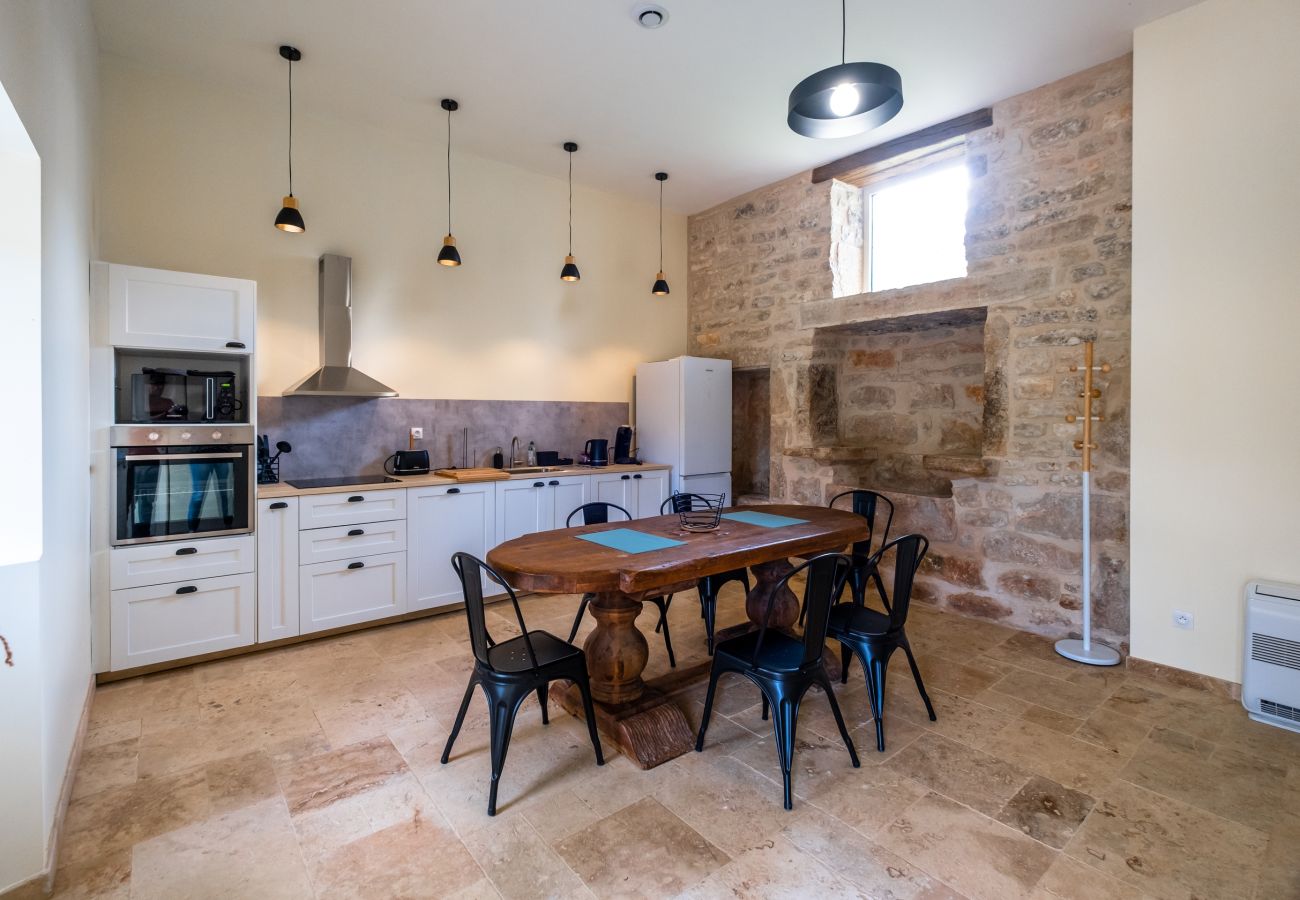 Disfrute de una estancia inolvidable en una finca excepcional, 100 hectáreas de naturaleza, con piscina cubierta climatizada para 33 huéspedes.