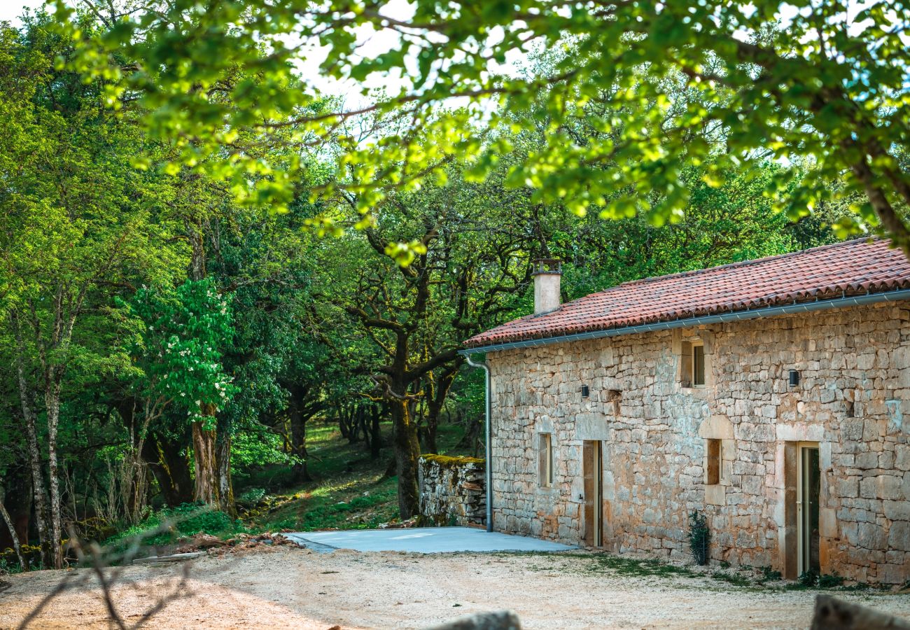 Disfrute de una estancia inolvidable en una finca excepcional, 100 hectáreas de naturaleza, con piscina cubierta climatizada para 33 huéspedes.