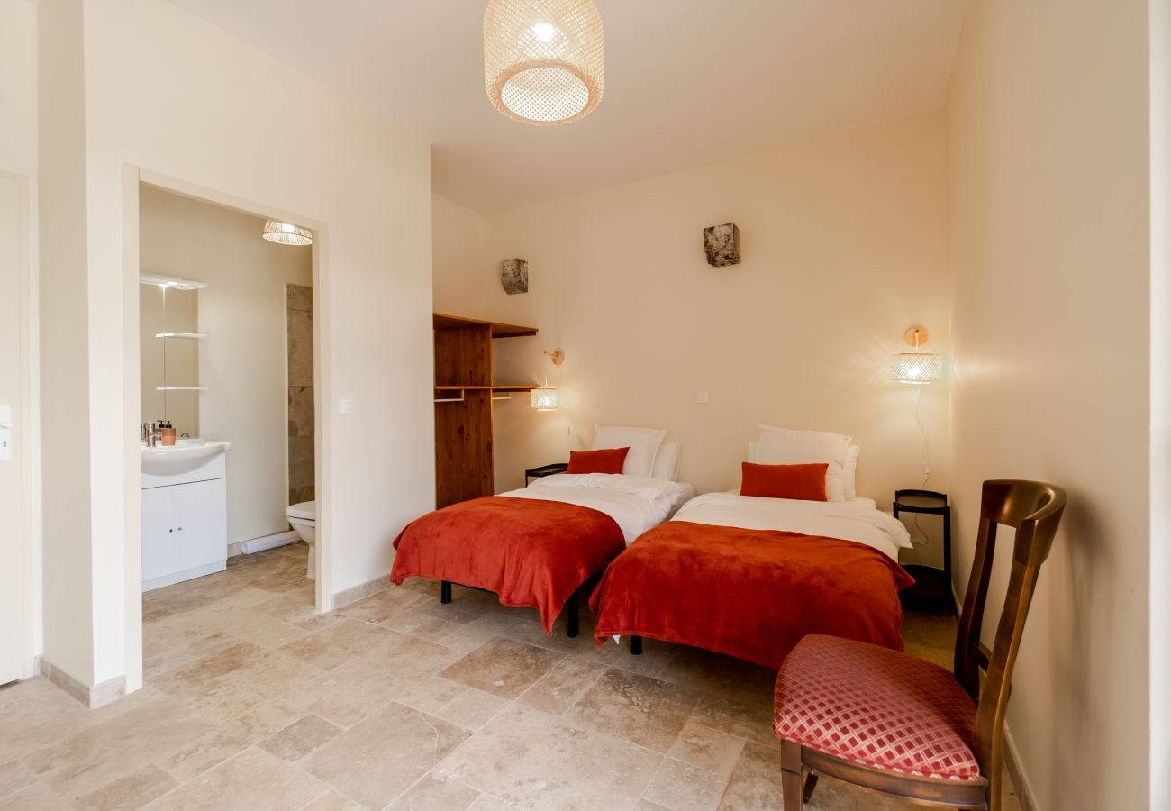 Disfrute de una estancia inolvidable en una finca excepcional, 100 hectáreas de naturaleza, con piscina cubierta climatizada para 33 huéspedes.