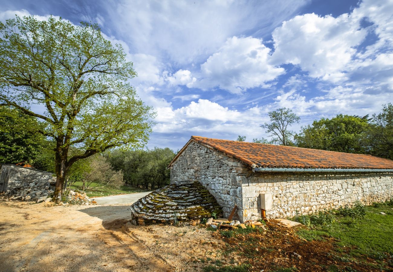 Disfrute de una estancia inolvidable en una finca excepcional, 100 hectáreas de naturaleza, con piscina cubierta climatizada para 33 huéspedes.