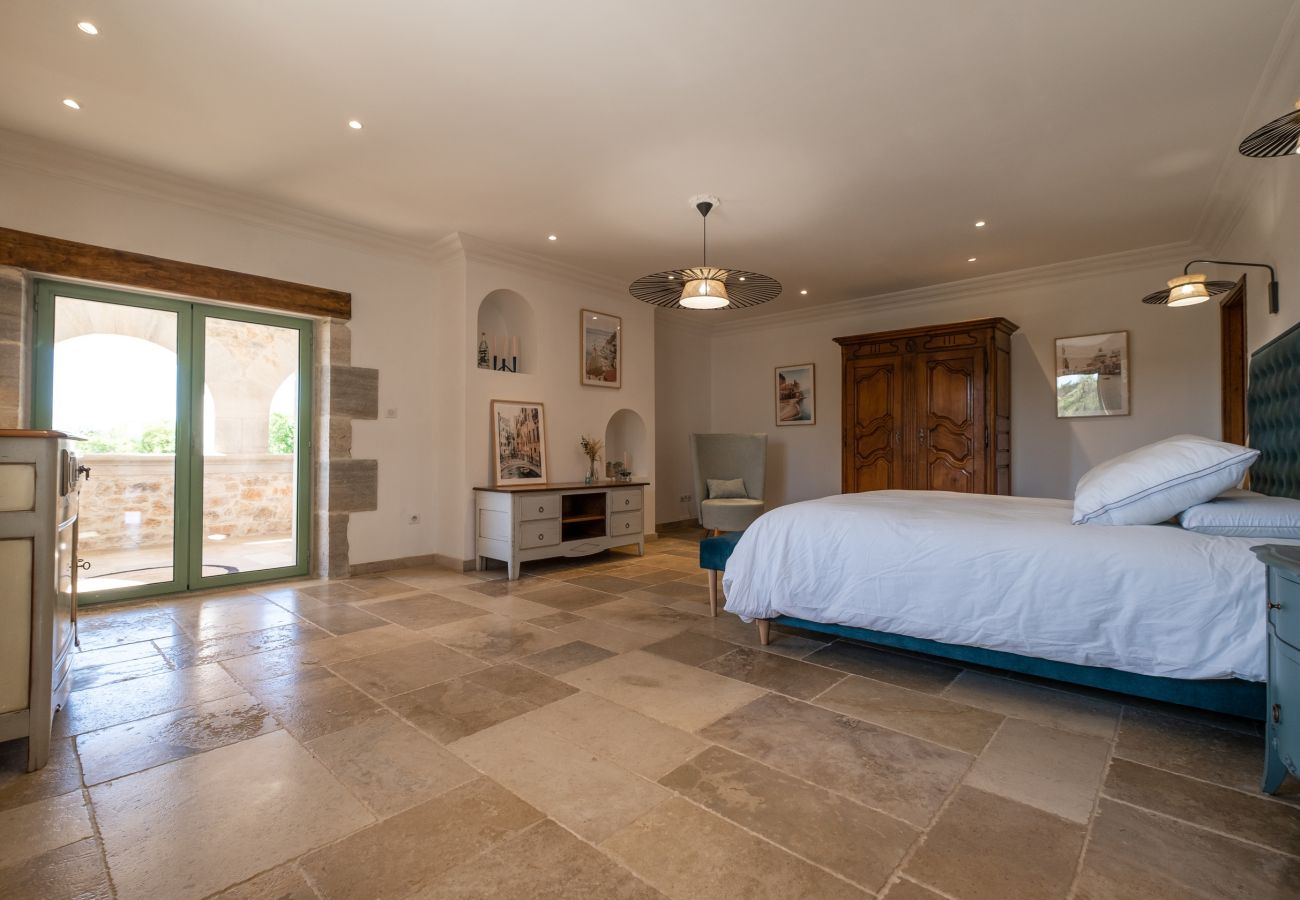 Disfrute de una estancia inolvidable en una finca excepcional, 100 hectáreas de naturaleza, con piscina cubierta climatizada para 33 huéspedes.