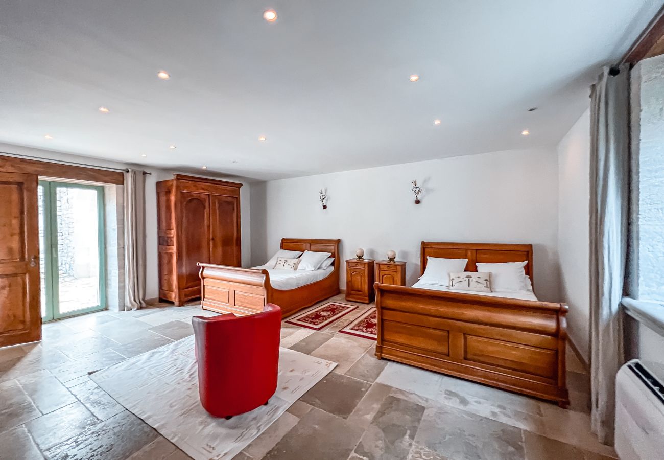Disfrute de una estancia inolvidable en una finca excepcional, 100 hectáreas de naturaleza, con piscina cubierta climatizada para 33 huéspedes.