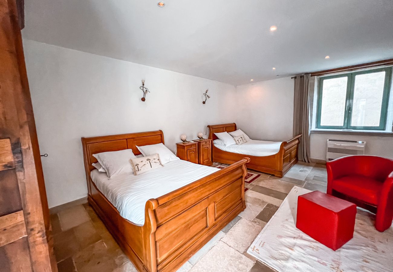 Disfrute de una estancia inolvidable en una finca excepcional, 100 hectáreas de naturaleza, con piscina cubierta climatizada para 33 huéspedes.