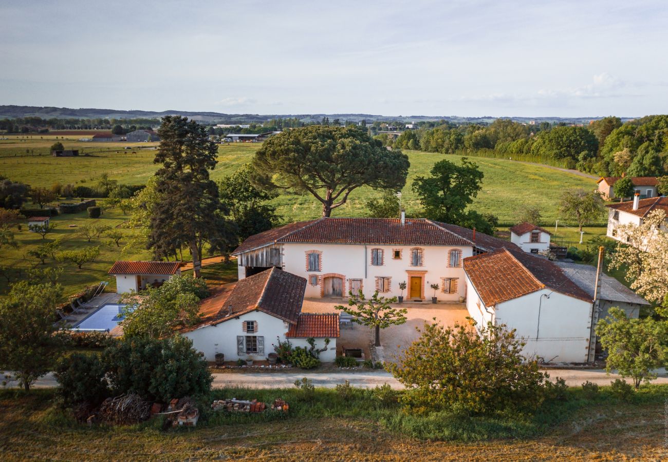 Casa rural con piscina climatizada en Gaillac, naturaleza, encanto de antaño y calidez en los viñedos de Tarn.