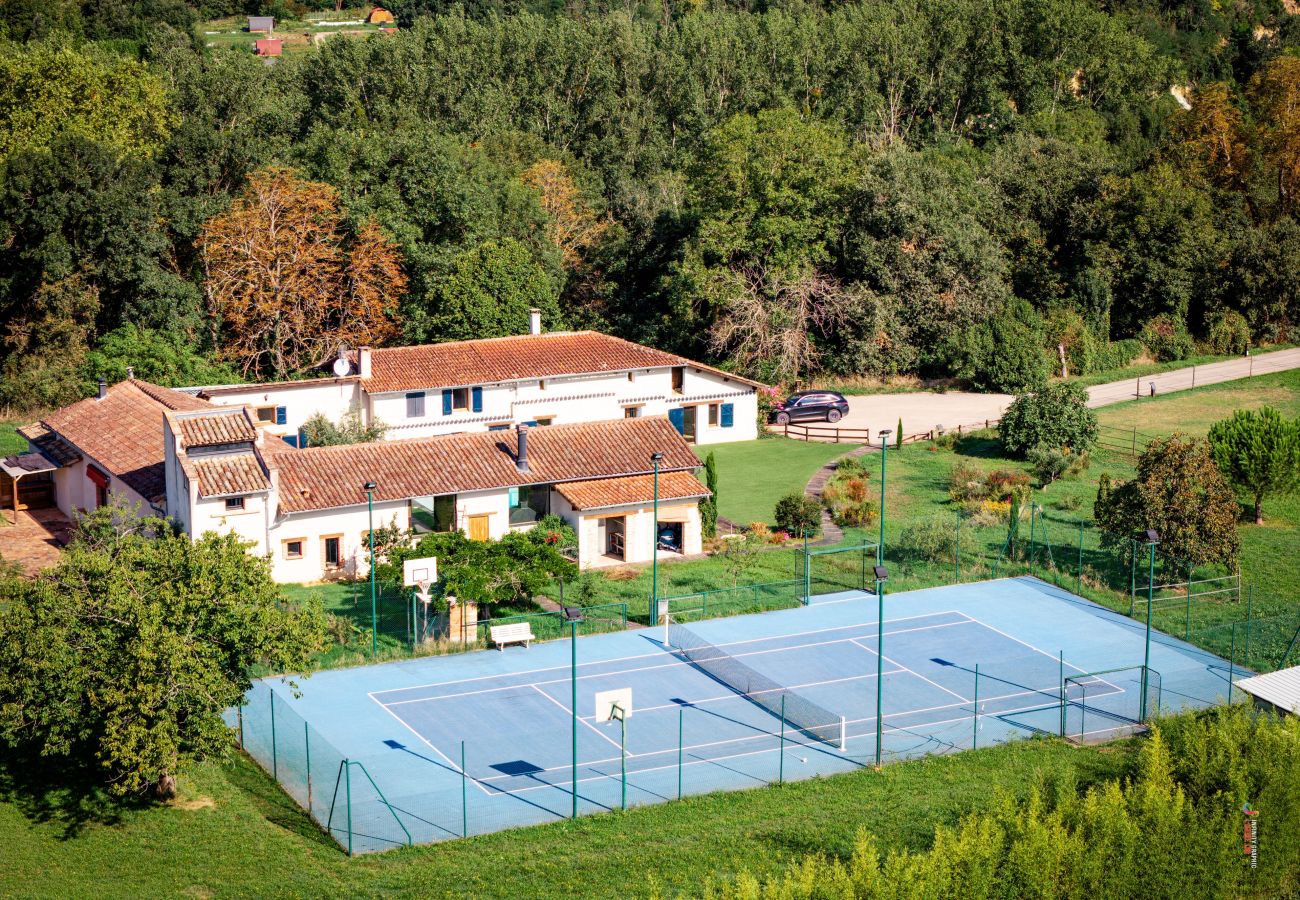 Alojamiento con pista de tenis (porterías de fútbol y canastas de baloncesto), piscina climatizada y parque.