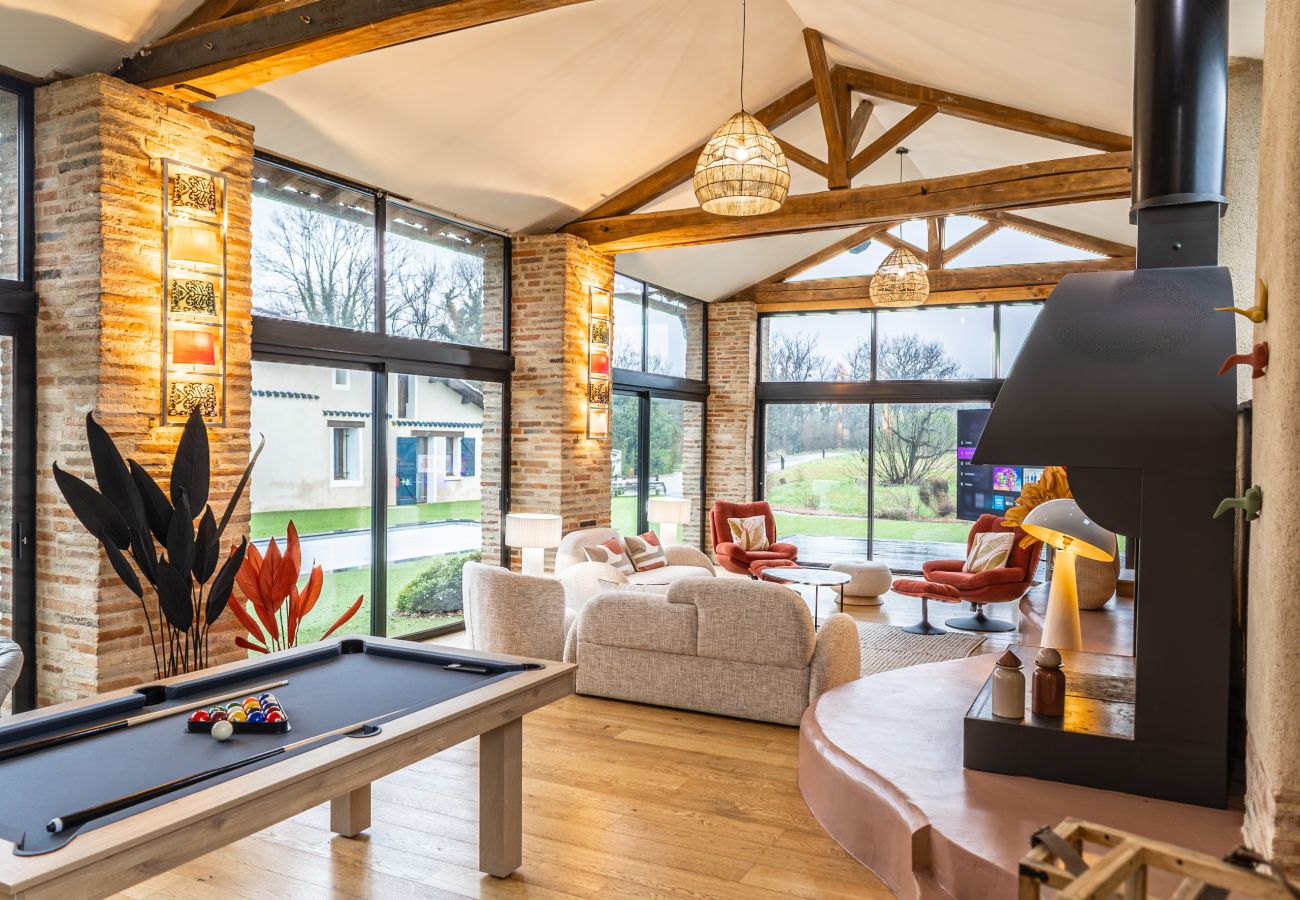 Gran salón de 115 m² con billar y TV.