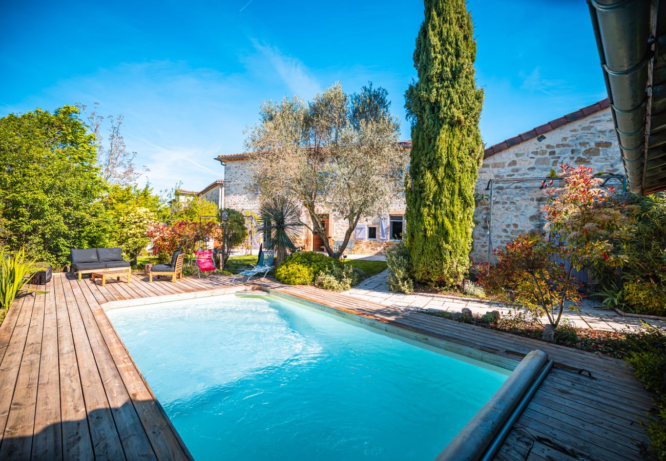 Piscina de agua salada con ducha exterior